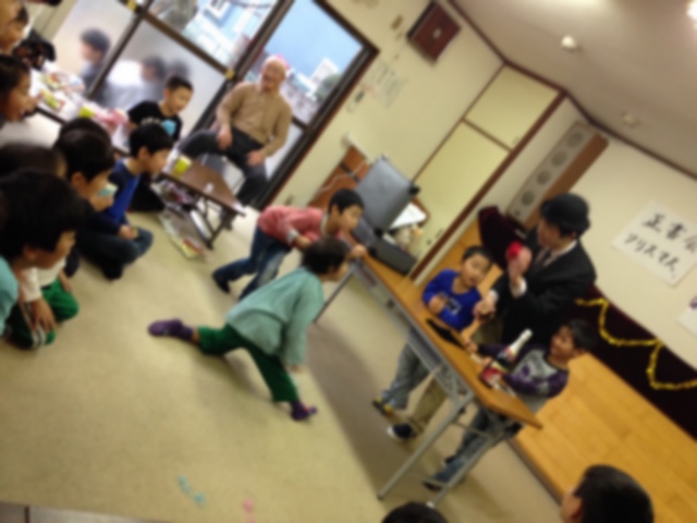 習字教室のクリスマス会でマジシャンの子供向けマジックショー in 東京都府中市分倍河原