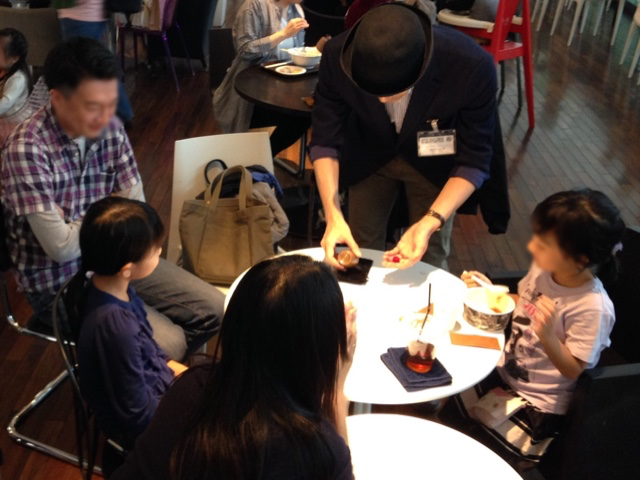東京国際空港でプロマジシャンがテーブルホッピングマジック