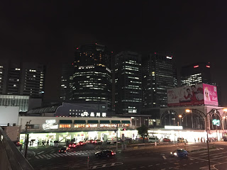 品川駅の夜景を横断歩道の上から撮影