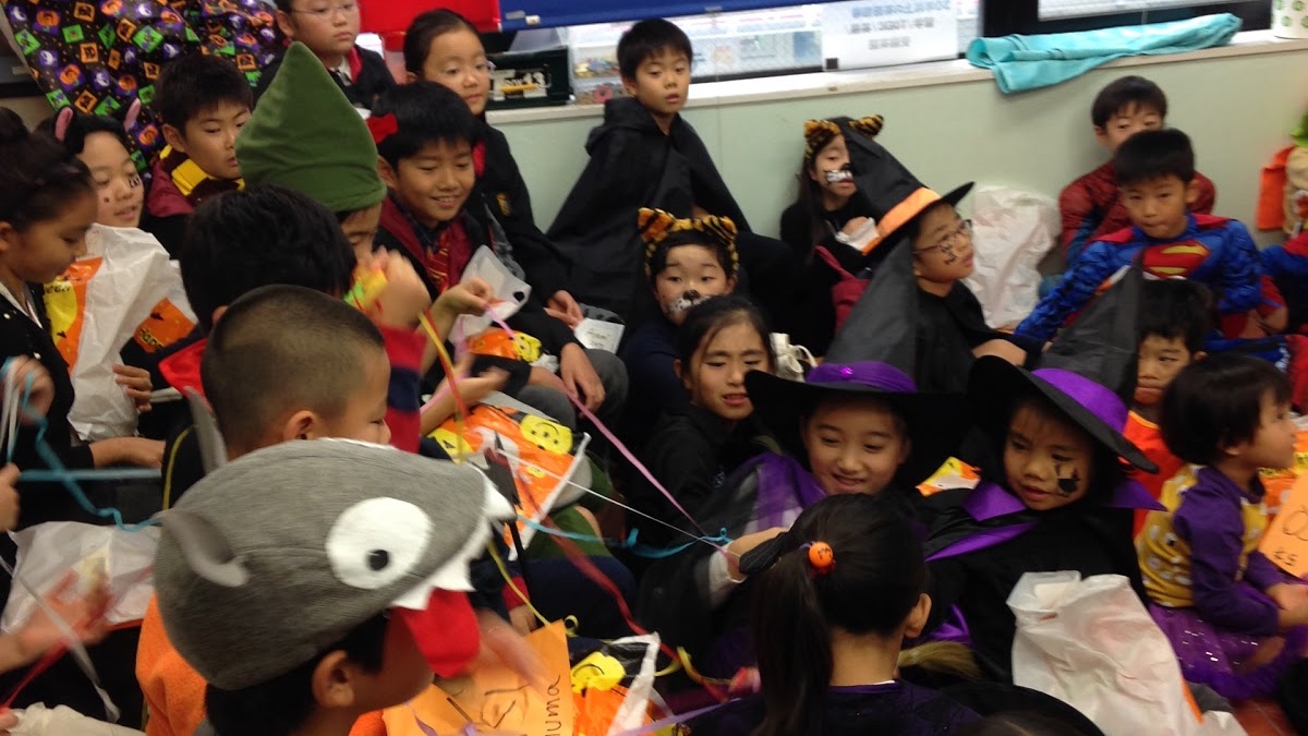 英語教室のハロウィンパーティーで出張マジシャンの子供向けマジックショー in 東京都世田谷区九品仏