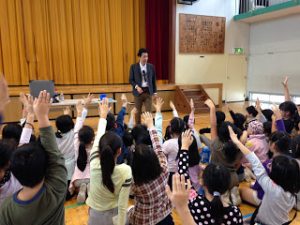小学校のハロウィンイベントでマジックショー