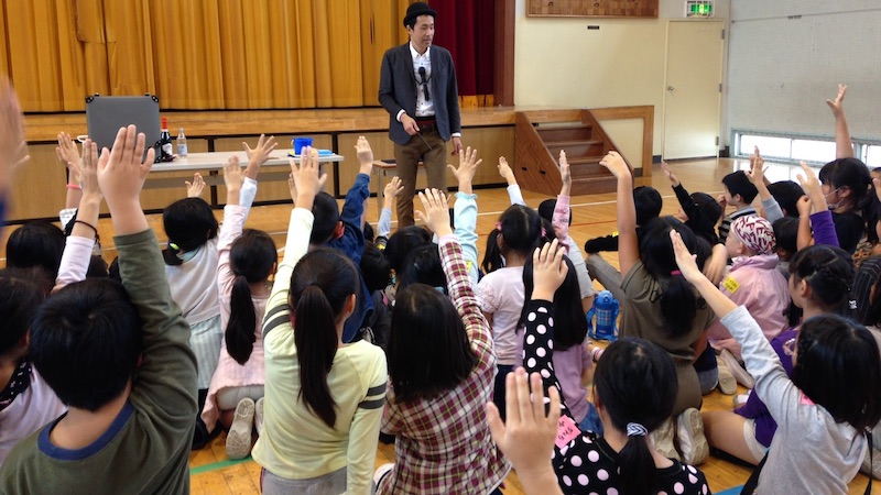小学校の放課後スクールのハロウィンイベントでマジシャンの子供向けマジックショー in 東京都荒川区