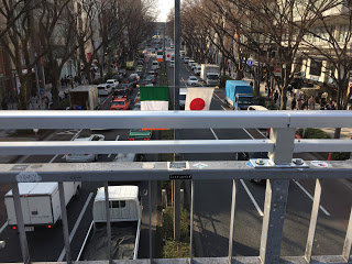 表参道の歩道橋の柵