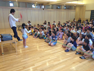 幼稚園の体育館でシルクのマジック / マジシャンひろしつちやの出張マジック