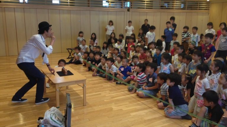 幼稚園の卒園生の集まりで出張 派遣 マジックショー 東京都品川区