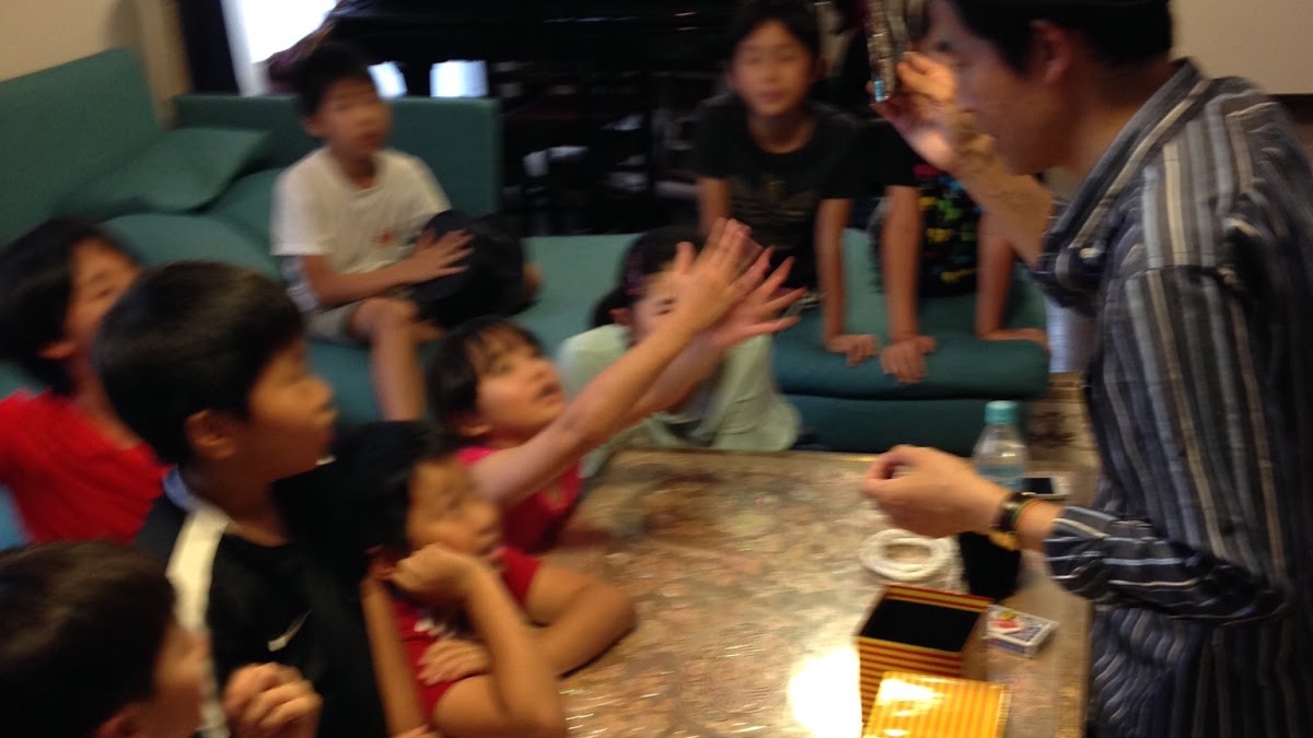 子供のお誕生日会でマジシャンの子供向けバースデーマジックショー in 千葉県浦安市
