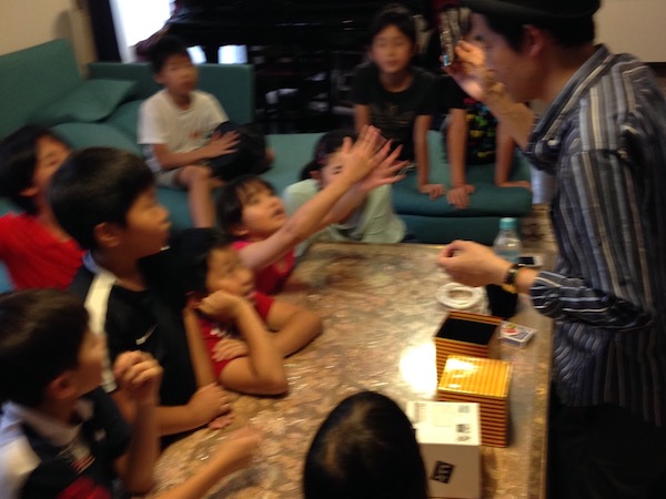 ご自宅で開催の小学生のお誕生日会でマジシャンの子供向けマジックショー