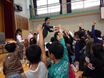 小学校のイベントにママジシャン出張、派遣マジックショー