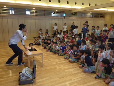 幼稚園のイベントでマジシャンの子供向けスタンダップマジックショー