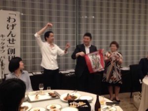 フリーマガジンの創刊祝賀会でマジックショー