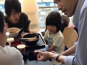 企業イベントでテーブルホッピングマジック