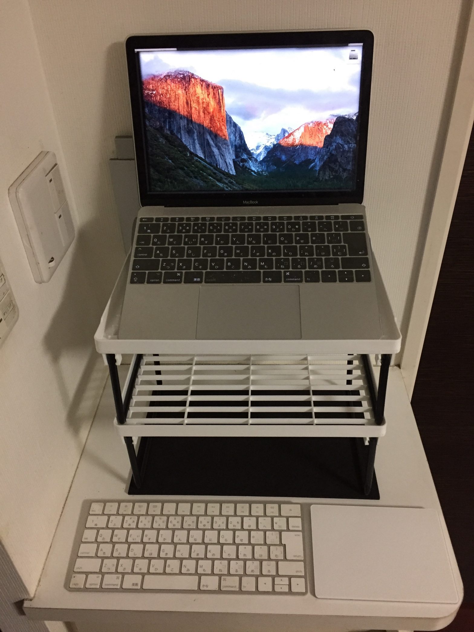 Can Do（キャンドゥ）のキッチンスタンドをMacBookを置く台用に購入