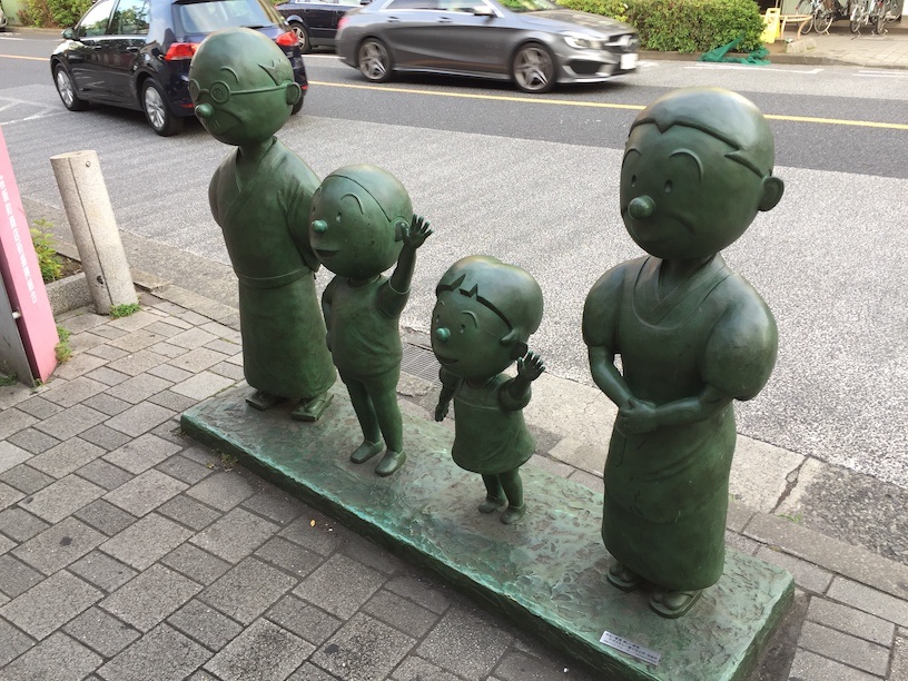 桜新町駅前のサザエさん家族の銅像