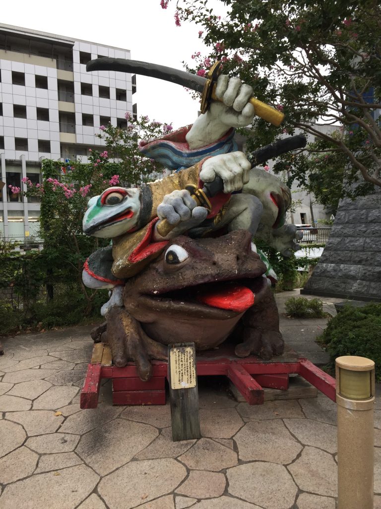 松本市内カエルのモニュメント