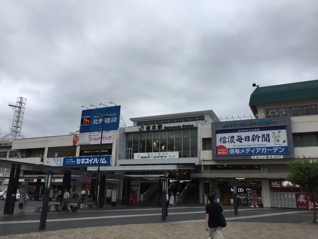 松本駅 松本城の側
