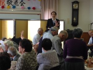 マジックが成功した年配のお客さん