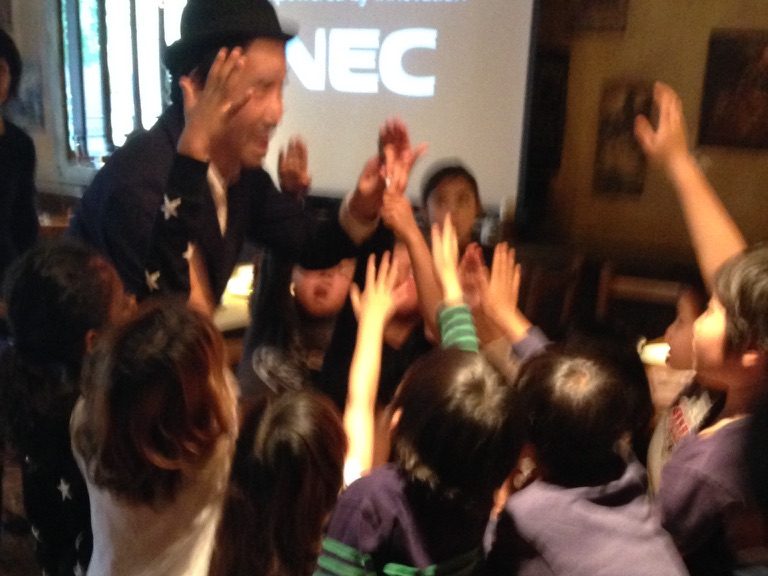 日本を去るご家族の送別会にマジシャンの子供向けマジックショー in ゼスト キャンティーナ 西麻布 港区
