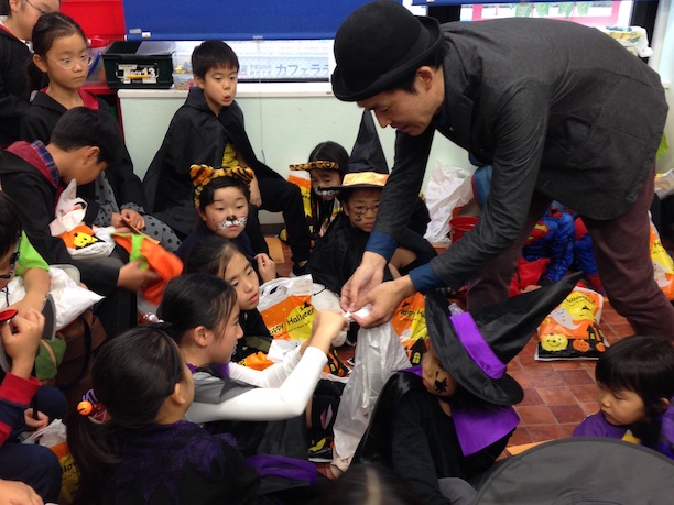 ハロウィーン子ども向けイベントでマジックショー