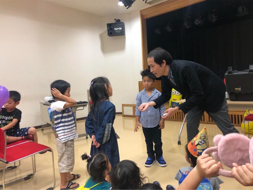 お誕生日会でマジシャンが子供に質問