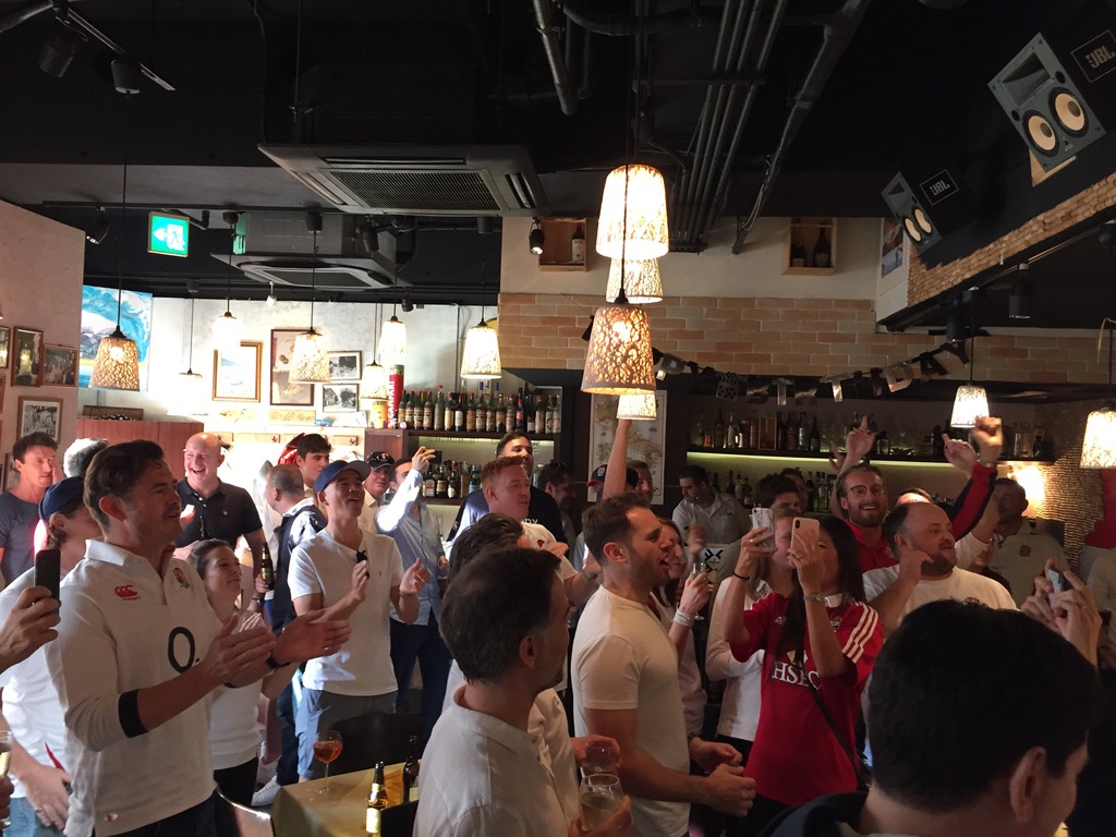 ラグビーワールドカップ決勝前にレストランで盛り上がるイングランドの人々　マジシャン出張､派遣マジックショー
