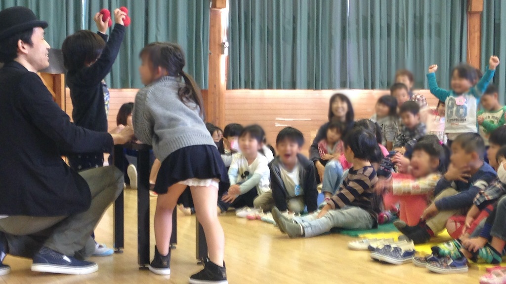 幼稚園の芸術鑑賞会でマジシャンのマジックショー