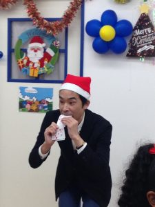 イングリッシュスクールイマジンJAPAN南行徳児童園のクリスマスパーティー マジシャンの口からカード