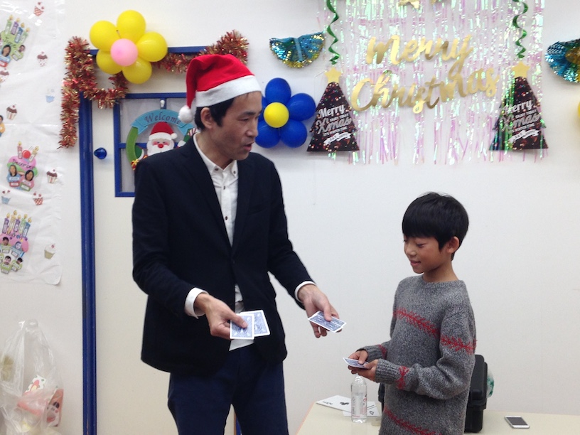 イングリッシュスクールイマジンJAPAN南行徳児童園のクリスマスパーティー 有名な3カードトリック