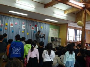 ロッキーラクーン 催眠術 学童保育のお別れ会でマジシャンのマジックショー in 東村山市