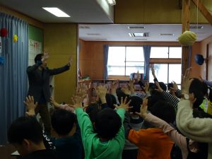 腕を使ったマジック 学童保育のお別れ会でマジシャンのマジックショー in 東村山市
