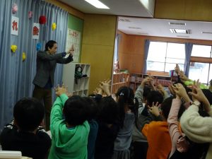 手が手を貫通 学童保育のお別れ会でマジシャンのマジックショー in 東村山市