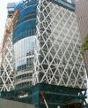 新宿で建設中の東京モード学園の高層ビル