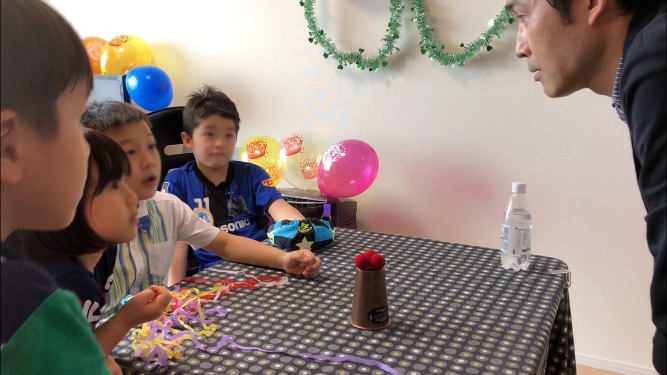 カップの上に赤いボールが３つ 子供の誕生パーティーでマジシャンのマジックショー出張､派遣 in 田町