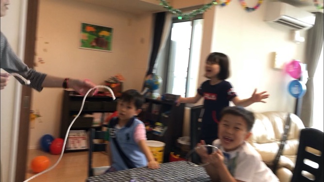 ロープマジックで盛り上がる子供たち 子供の誕生パーティーでマジシャンのマジックショー出張､派遣 in 田町