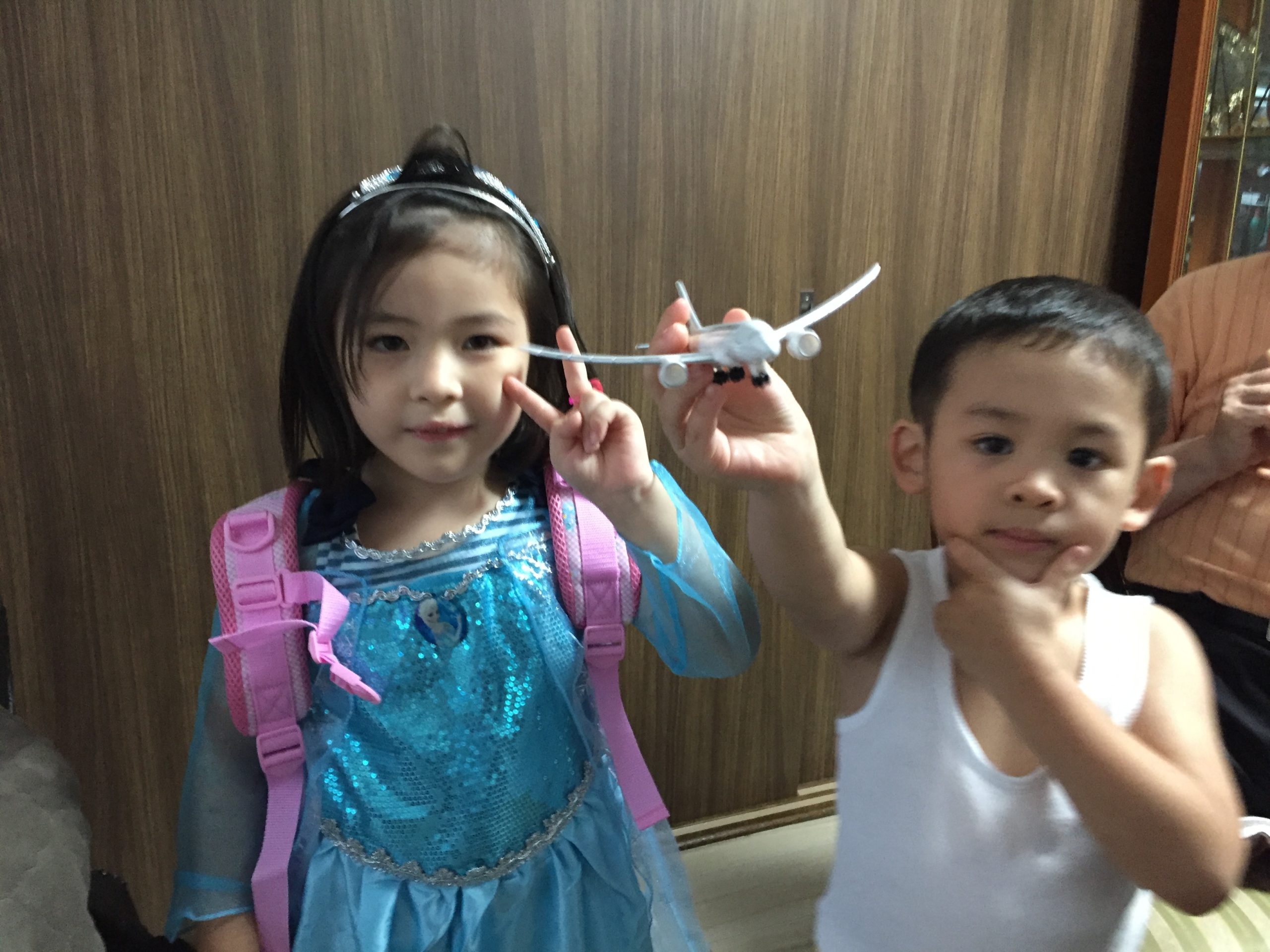 5歳の誕生日の子と3歳の弟 5歳の誕生日ホームパーティーでマジシャンのマジックショー in 大田区