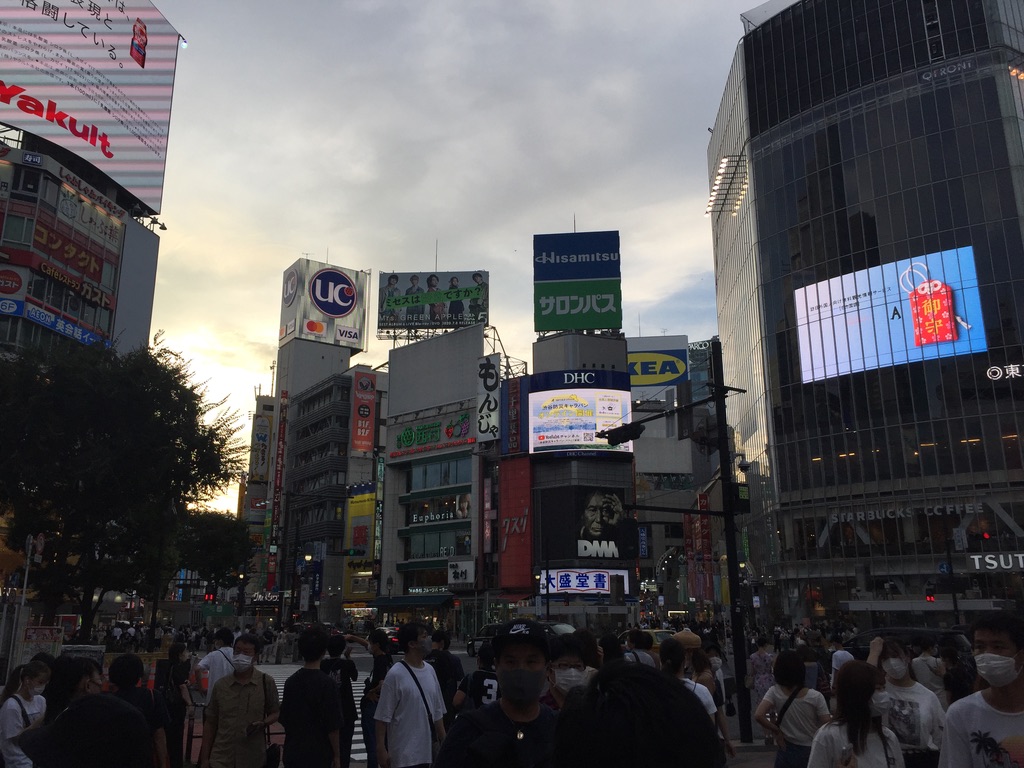 夕方の渋谷駅前交差点
