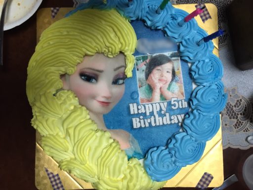 アナと雪の女王と写真が印刷されたバースデーケーキ