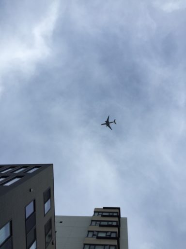 渋谷上空を低空飛行する羽田新ルートの飛行機