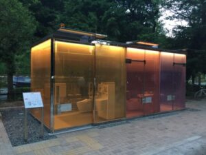 スケルトンの代々木の公衆トイレ スケているところ