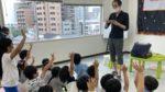 子供たちとマジシャンえいち 東京ベイインターナショナルサマースクールでマジシャンの子供向けマジックショー