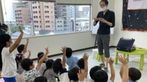 子供たちとマジシャンひろしつちや 東京ベイインターナショナルサマースクールでマジシャンの子供向けマジックショー