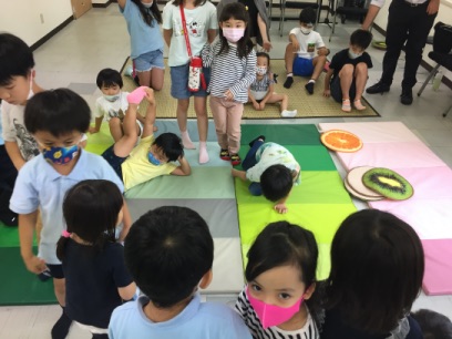 元気な子供達 東京ベイインターナショナルスクールのサマースクールでマジシャンの子供向けマジックショー