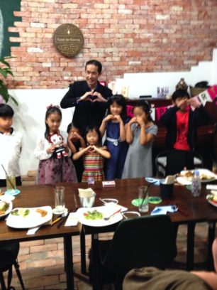 記念撮影 ハート 8歳のお誕生日ディナーパーティーでマジシャンのマジックショー 世田谷区奥沢