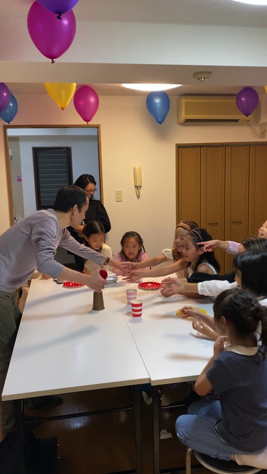 大きなボールに興味を示す子供たち 8歳の娘さんの誕生会でマジシャンの出張/派遣マジックショー 東京都港区