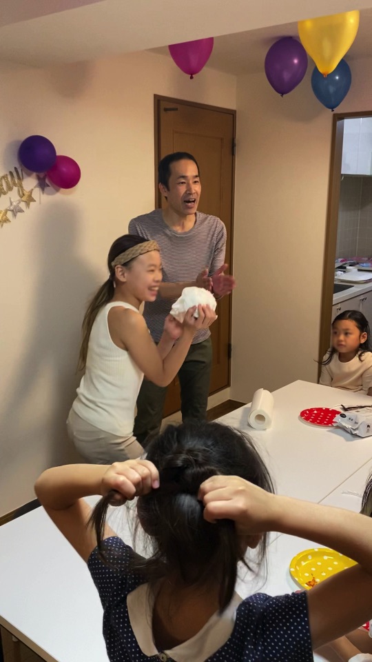 最後はペーパーボールをプレゼント 8歳の娘さんの誕生会でマジシャンの出張/派遣マジックショー 東京都港区