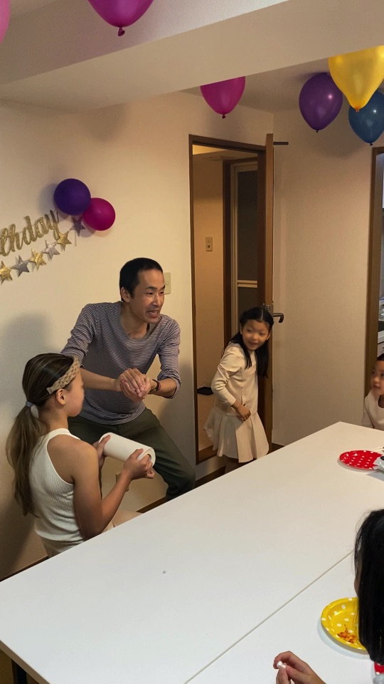 大きなペーパーボールが消えます 8歳の娘さんのお誕生会でマジシャンの出張/派遣マジックショー 東京都港区