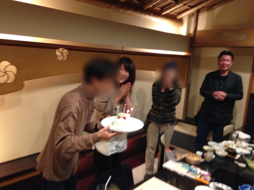 バースデーケーキのローソクを吹きます 大人の誕生会でマジシャンのマジックショー 神奈川県横浜市泉区