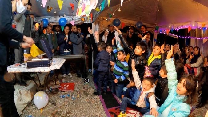 手を挙げる子供 4歳のお誕生日国際屋外パーティーにマジシャンのマジックショー 埼玉県狭山市