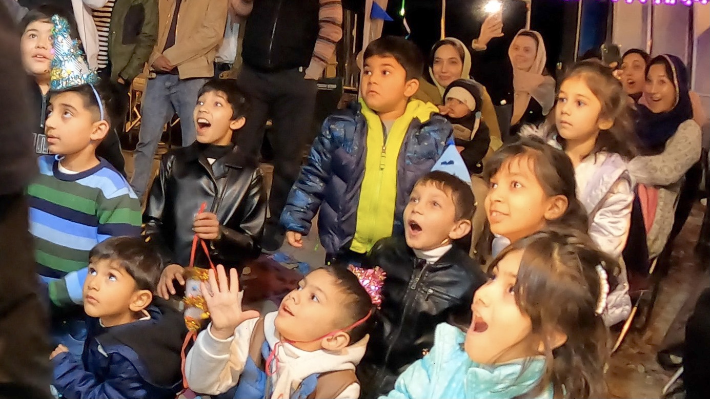 驚く子供たち 4歳のお誕生日国際屋外パーティーにマジシャン出張/派遣マジックショー 埼玉県狭山市
