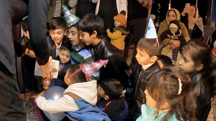 集まる子供　4歳の誕生日国際屋外パーティーにマジシャンのマジックショー 埼玉県狭山市