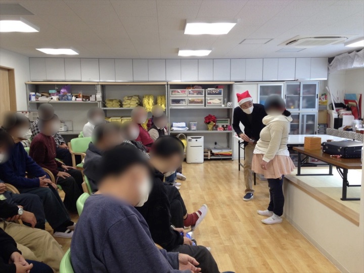 お菓子マジックとお客さん 就業継続支援ライブリィ工房のクリスマス&忘年会イベントでマジシャンのマジックショー 東京都東大和市